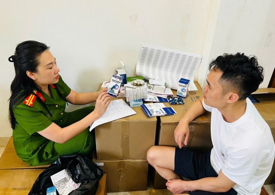 Công an phá chuyên án làm giả sản phẩm chăm sóc sức khỏe quy mô lớn nhất cả nước: Hơn 100 tấn hàng do dược sĩ Tiến tự điều chế, gắn mác Mỹ, Pháp, Tây