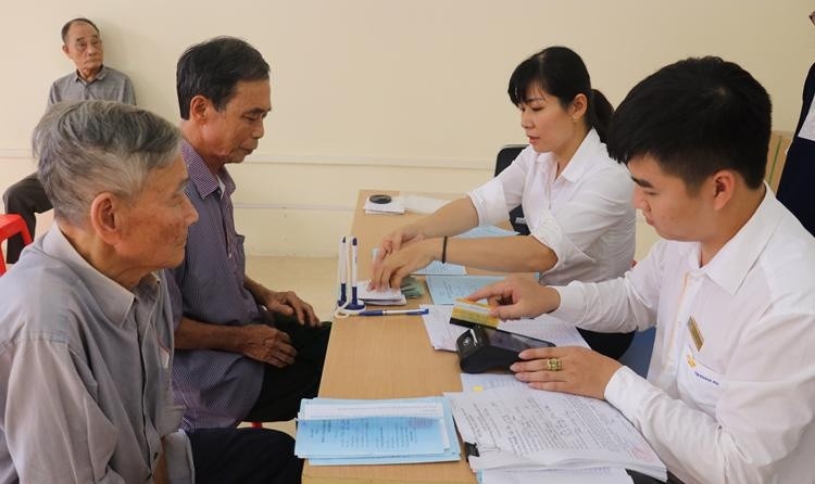 Nghỉ hưu năm 2025, đóng BHXH đủ 21 năm, lương hưu mỗi tháng nhận được bao nhiêu?