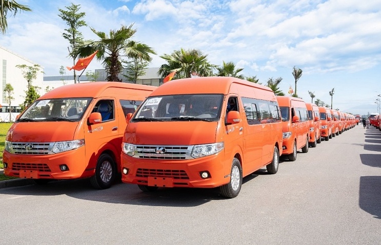 Hãng xe Việt Kim Long Motor vừa bàn giao 50 ô tô loại 16 chỗ, cam kết ăn xăng chỉ khoảng 8 lít/100km