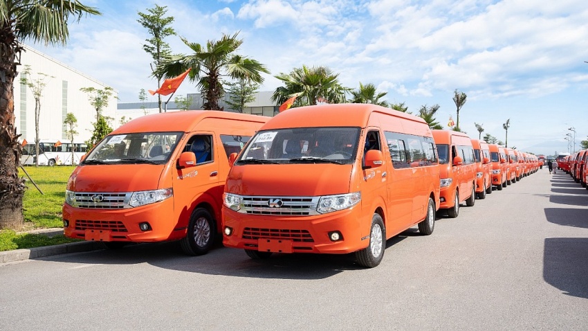 Hãng xe Việt Kim Long Motor vừa bàn giao 50 ô tô loại 16 chỗ, cam kết ăn xăng chỉ khoảng 8 lít/100km