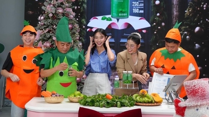 Thùy Tiên bị khởi tố, 'trợ thủ đắc lực của Quang Linh Vlogs' bị réo tên rần rần vì không bóng chim tăm cá