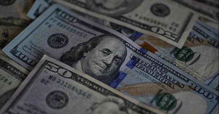 Áp lực tài khóa và tín hiệu từ Fed kéo USD xuống đáy hai tuần, yen Nhật hưởng lợi