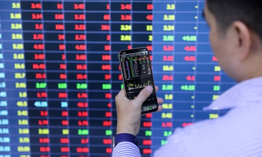 VN-Index đảo chiều mất hơn 9 điểm vì lo ngại thuế quan, nhà đầu tư có nên tháo chạy?