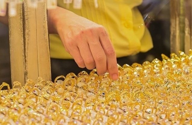 Giá vàng bật tăng mạnh, lập đỉnh 2 tuần khi lo ngại nợ công Mỹ leo thang và USD suy yếu
