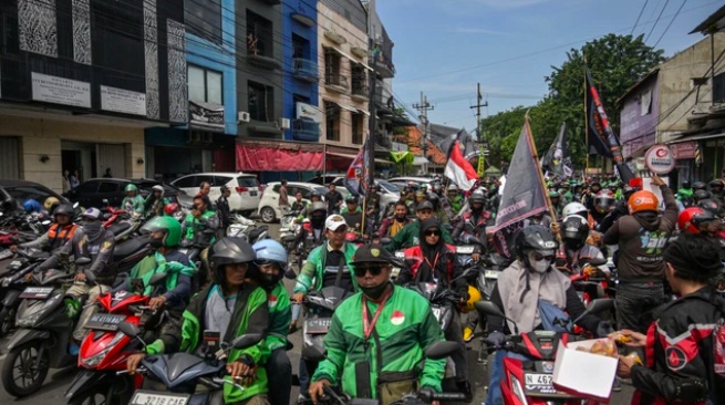 Phẫn nộ vì bị trừ 20% thu nhập, tài xế Grab và Gojek đồng loạt biểu tình