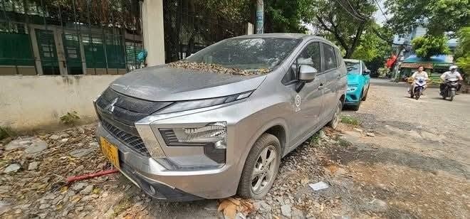 Chiếc ô tô đỗ bên lề đường TP. HCM suốt 1 năm: Thân xe phủ bụi, bám đầy lá cây, chủ xe lần đầu nói nguyên nhân