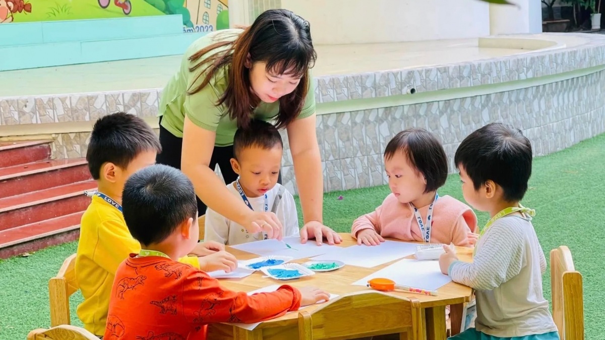 Giáo viên mầm non sau khi tăng phụ cấp 45-80%, mức lương cao nhất là bao nhiêu?