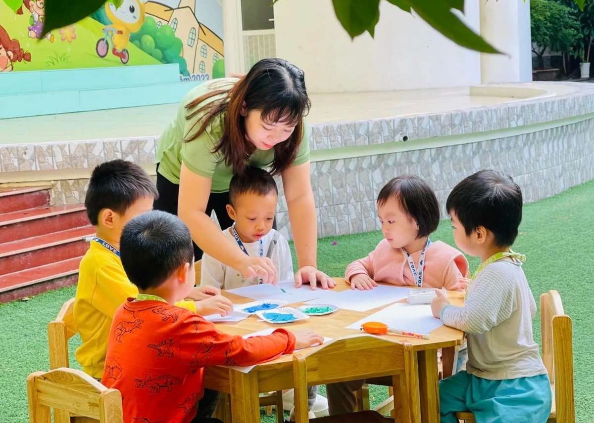 Giáo viên mầm non sau khi tăng phụ cấp 45-80%, mức lương cao nhất là bao nhiêu?