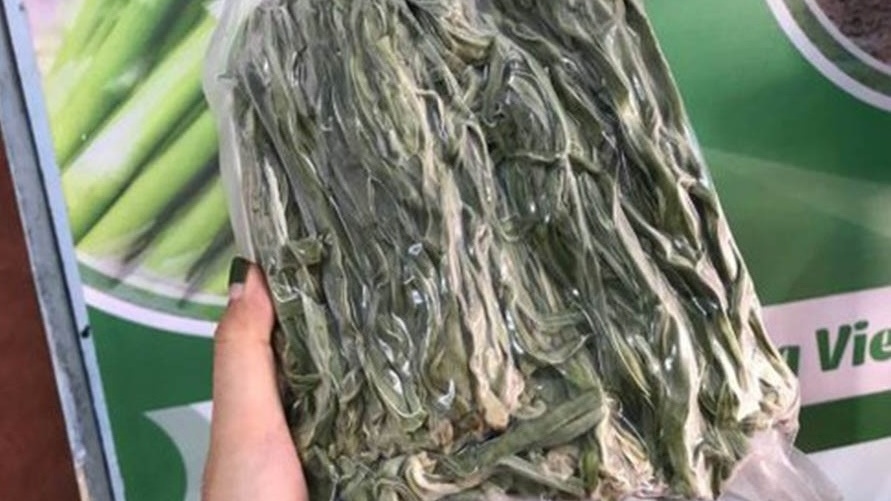 Loại rau từng bị bỏ quên ven đường y như nắm cỏ, nay giá hơn 500.000 đồng/kg mà tranh nhau để mua