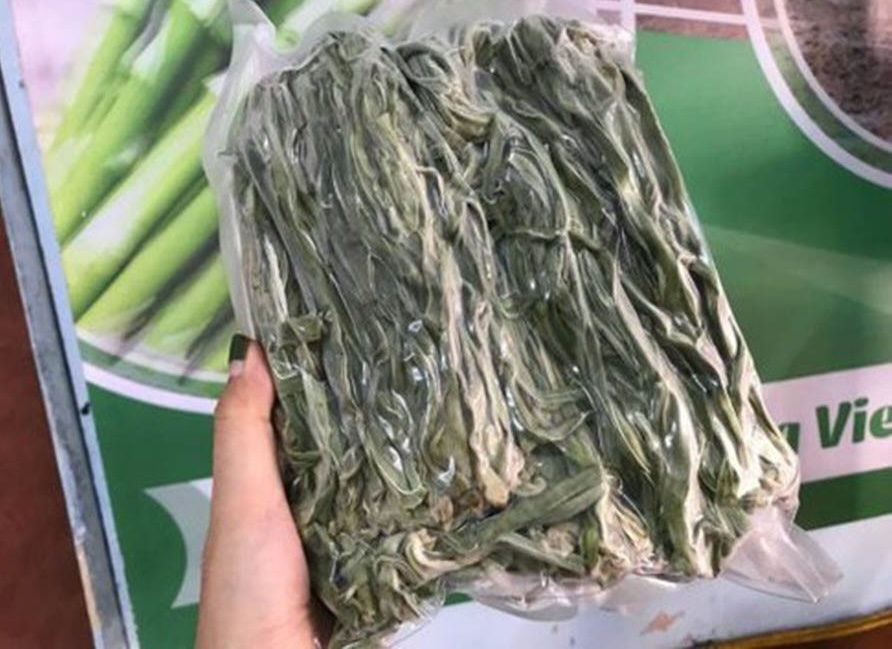Loại rau từng bị bỏ quên ven đường y như nắm cỏ, nay giá hơn 500.000 đồng/kg mà tranh nhau để mua