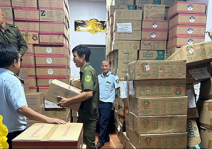 Thêm gần 12.000 lon sữa giả bị phát hiện, thị trường sữa Việt dậy sóng