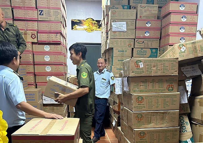 Thêm gần 12.000 lon sữa giả bị phát hiện, thị trường sữa Việt dậy sóng