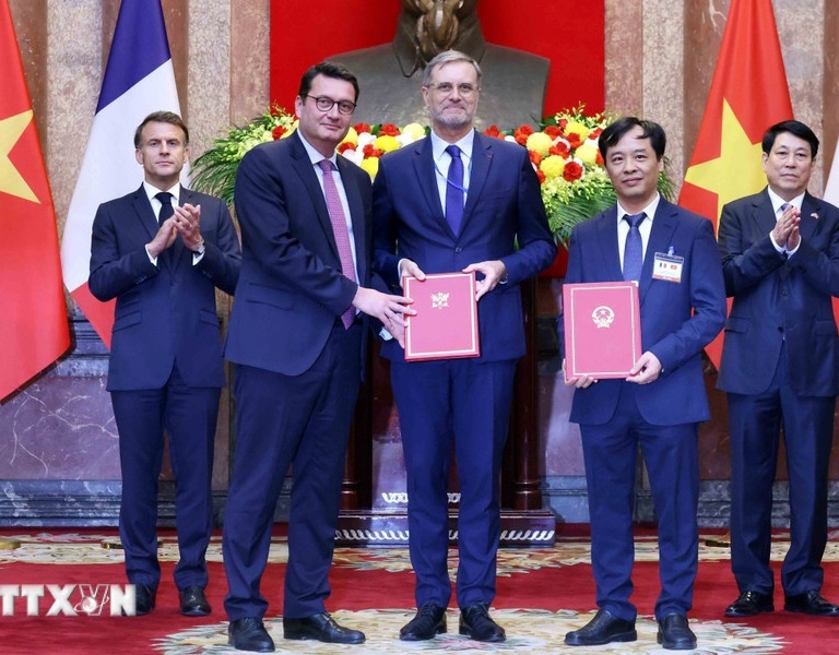 Việt Nam - Pháp tăng cường hợp tác trong lĩnh vực công nghệ vũ trụ và hàng không