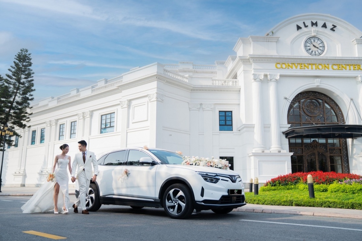 Công ty của tỷ phú Phạm Nhật Vượng gây sốt với dịch vụ xe cưới VinFast, giá chỉ từ 1,26 triệu đồng