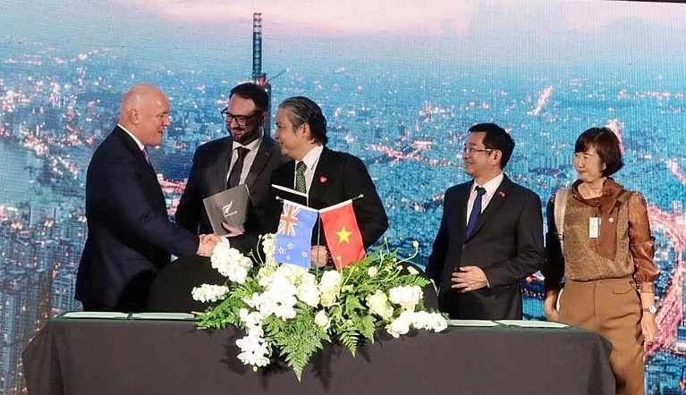 LOF (IDP) 'bắt tay' ông lớn New Zealand, tung sữa công thức chuẩn châu Âu cho trẻ em Việt