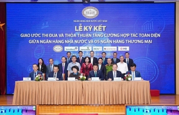 Ký Giao ước thi đua và Thỏa thuận hợp tác giữa Ngân hàng Nhà nước và 5 NHTM (Vietcombank, Vietinbank, BIDV, MB, VIB)