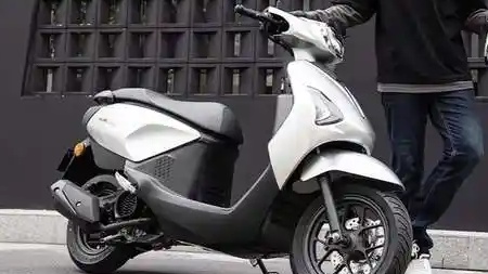 Lộ diện xe ga giá rẻ mới, 'ăn' xăng 1,8L/100km: Thiết kế bắt mắt, công nghệ hiện đại thế nào?