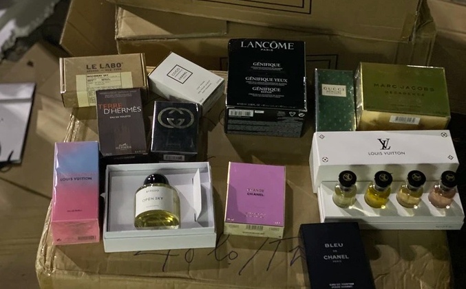Hàng nghìn chai nước hoa nghi giả Chanel, Dior bị phát hiện giữa lòng phố cổ Hà Nội