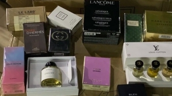 Hàng nghìn chai nước hoa nghi giả Chanel, Dior bị phát hiện giữa lòng phố cổ Hà Nội