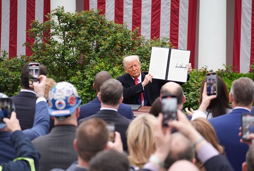 VN-Index dừng 'tăng ga', Chính quyền Trump lên phương án hai về việc áp thuế