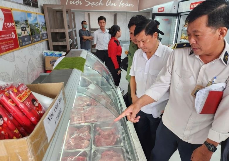 Cơ quan chức năng niêm phong một cửa hàng của C.P. Việt Nam