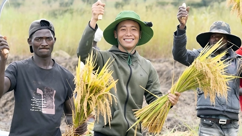 Quang Linh Vlogs bị khởi tố, bắt tạm giam, người thân cận nói thẳng tình trạng căng thẳng tại trang trại sản xuất tại châu Phi
