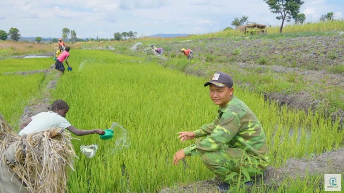 Quang Linh Vlogs bị khởi tố, bắt tạm giam, người thân cận nói thẳng tình trạng căng thẳng tại trang trại sản xuất tại châu Phi