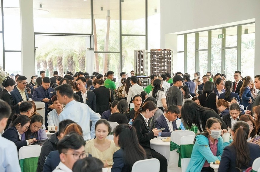Giá tăng gấp 4 lần, hàng loạt 'suất ngoại giao' trôi nổi: Ai đang thật sự ở nhà xã hội?