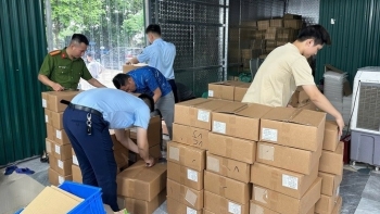 Đột kích kho hơn 5.000 lọ mỹ phẩm nhập lậu giấu trong trường mầm non cũ tại Hà Nội