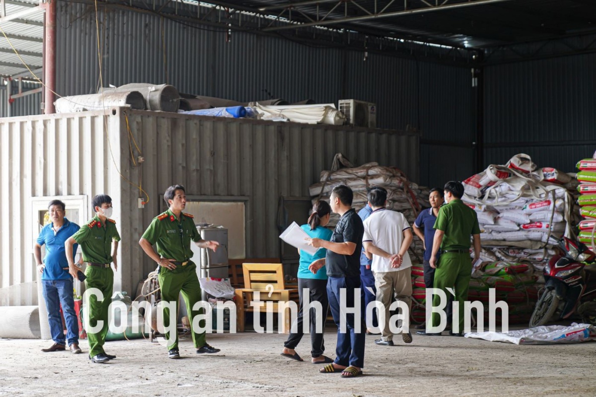 Công an Hòa Bình triệt phá đường dây phân bón giả quy mô cực lớn: Hàng nghìn tấn hàng đã bán ra thị trường miền Bắc và miền Trung