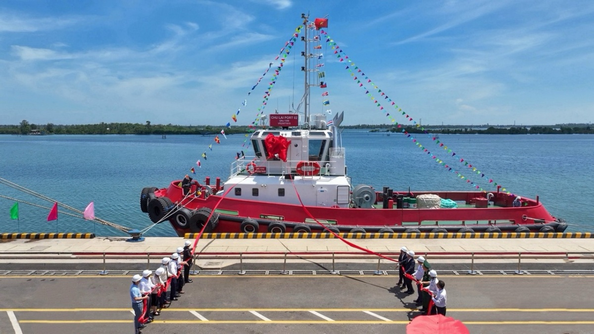 Siêu cảng biển nhà ông Trần Bá Dương vận hành tàu lai dắt mới, hợp lực thành 1 đôi với chiếc cũ