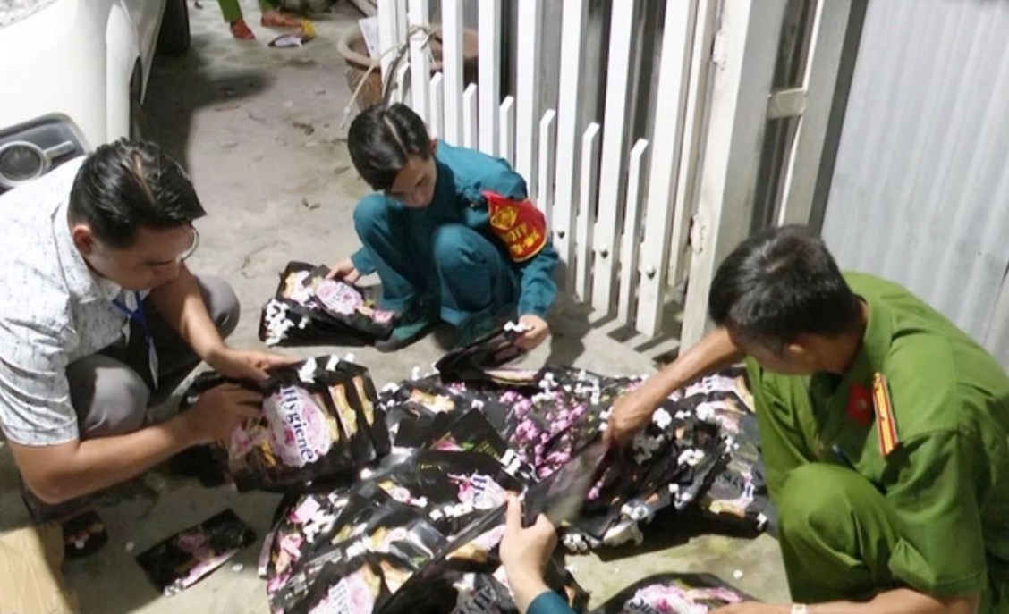 Hãi hùng xưởng làm nước giặt và nước mắm từ hoá chất tại ngôi nhà không số ở giữa khu dân cư