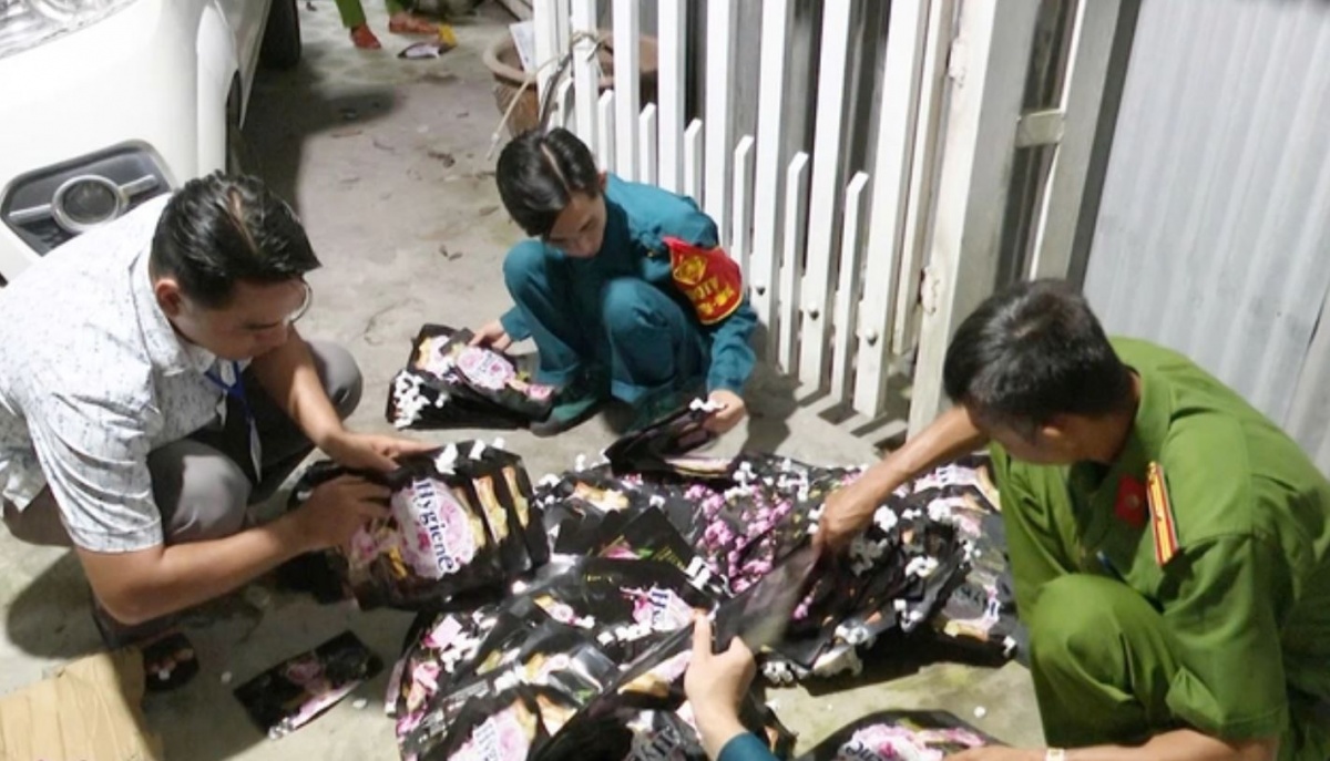 Hãi hùng xưởng làm nước giặt và nước mắm từ hoá chất tại ngôi nhà không số ở giữa khu dân cư