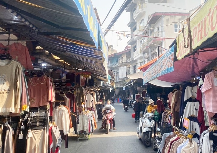 Chủ tịch TP.HCM: ‘Bây giờ ra chợ người bán cũng nói rõ đây là đồ giả, giá cả thấp, thuận mua vừa bán’