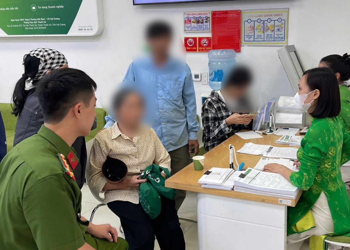 Dù không có con trai, cụ bà vẫn yêu cầu giao dịch viên Vietcombank chuyển 150 triệu đồng cho ‘con trai’