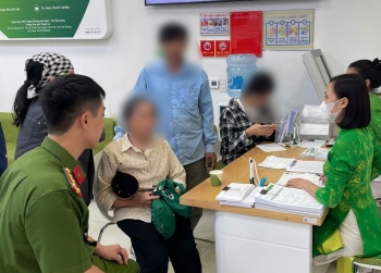 Dù không có con trai, cụ bà vẫn yêu cầu giao dịch viên Vietcombank chuyển 150 triệu đồng cho ‘con trai’