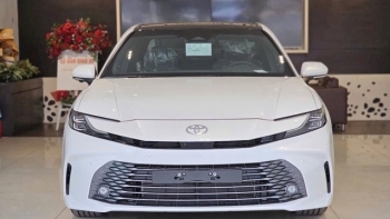 Toyota Camry ‘chơi lớn’ giảm giá gần 100 triệu đồng tại đại lý: Rẻ nhất chỉ còn 1,1 tỷ đồng nhưng người mua xe phải ‘đánh đổi’