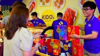 Kido chuyển sang bán bánh trung thu trong cửa hàng bánh bao