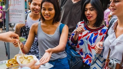 Món quà vặt vỉa hè Hà Nội khiến cô gái Hungary phát cuồng: ‘Tôi muốn mang về nước’