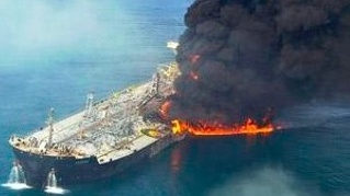 Tàu chở hơn 3.000 ô tô bốc cháy dữ dội ngoài khơi Alaska