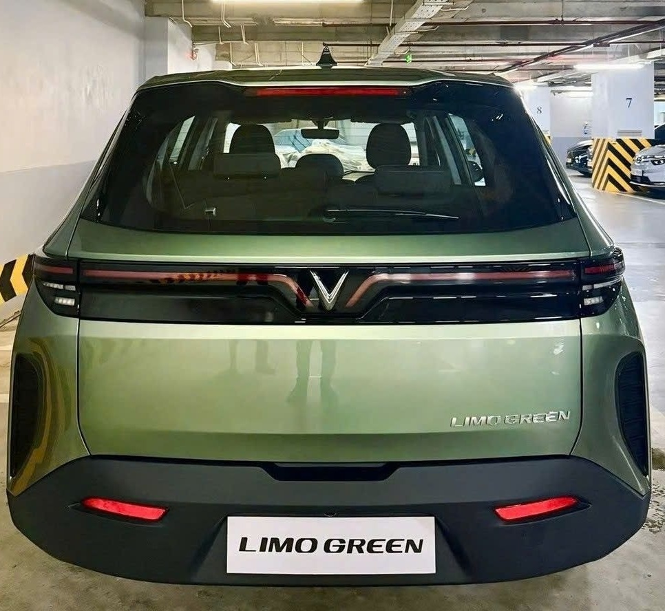 Bắt gặp mẫu MPV VinFast Limo Green lộ diện thực tế sau 3 tháng ra mắt: Giá hấp dẫn, người thiết kế tưởng lạ mà quen