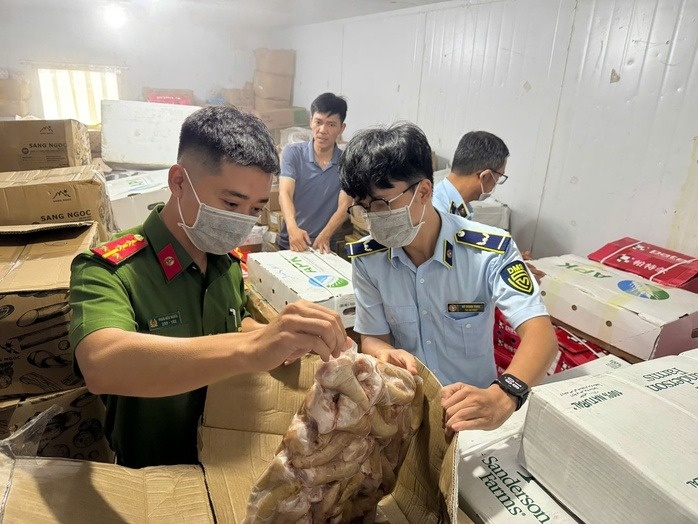 Sững người trước gần 4 tấn thịt không giấy tờ vừa bị phanh phui tại kho lạnh công ty Thịnh Phát Food