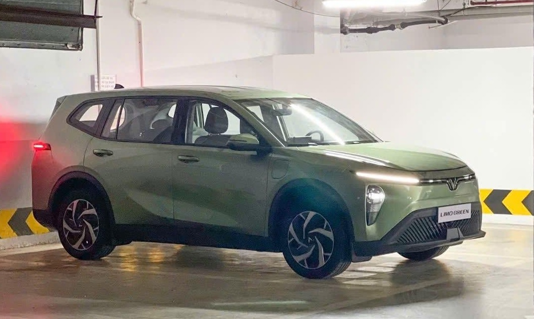Bắt gặp mẫu MPV VinFast Limo Green lộ diện thực tế sau 3 tháng ra mắt: Giá hấp dẫn, người thiết kế tưởng lạ mà quen
