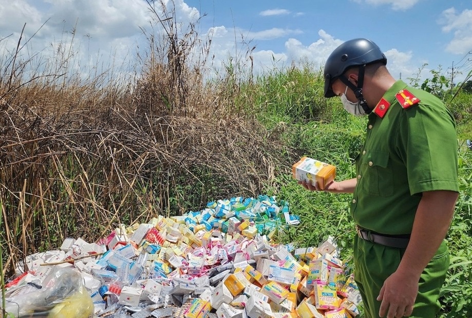 Rúng động TP.HCM: Hàng nghìn lọ thực phẩm chức năng bị lén lút đổ đống ven đường, hầu hết còn hạn sử dụng