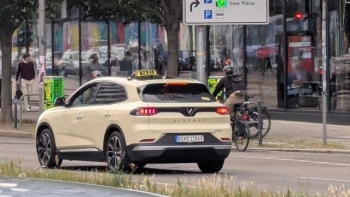 Lần đầu tiên: VF 8 sát cánh cùng Mercedes, BMW, Audi trong đội xe taxi ở 'cái nôi của ngành công nghiệp ô tô'