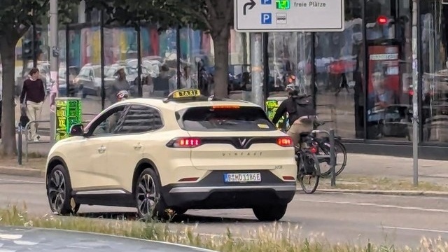 Lần đầu tiên: VF 8 sát cánh cùng Mercedes, BMW, Audi trong đội xe taxi ở 'cái nôi của ngành công nghiệp ô tô'
