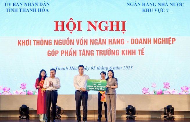 Vietcombank (VCB) tài trợ 15 tỷ đồng hỗ trợ tỉnh Thanh Hóa xóa nhà tạm, nhà dột nát