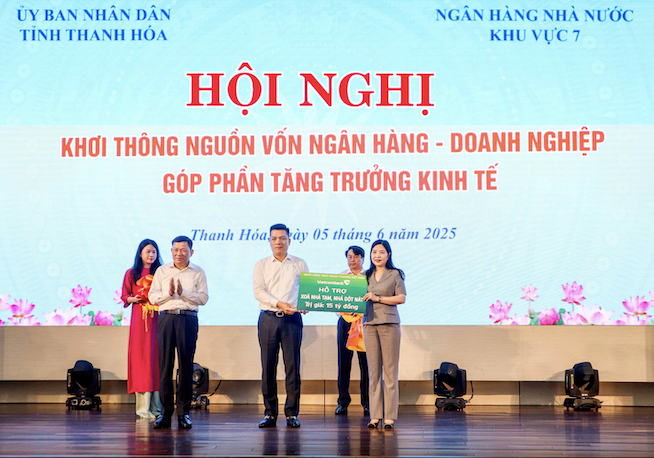 Vietcombank (VCB) tài trợ 15 tỷ đồng hỗ trợ tỉnh Thanh Hóa xóa nhà tạm, nhà dột nát