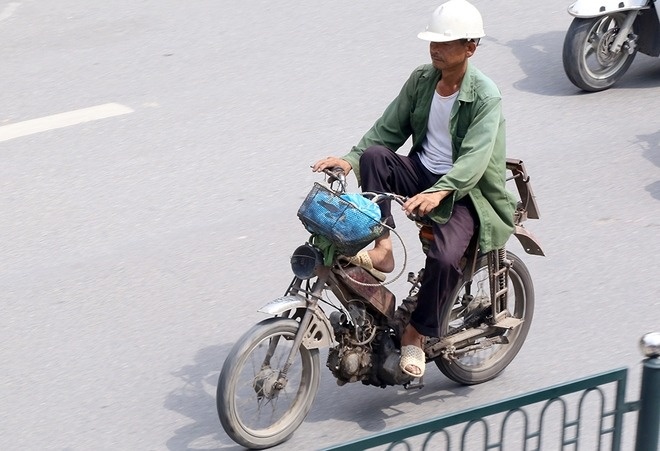 Mức xử phạt với người đi xe máy quá cũ nát, trường hợp xe không đạt định khí thải có bị loại bỏ ngay?