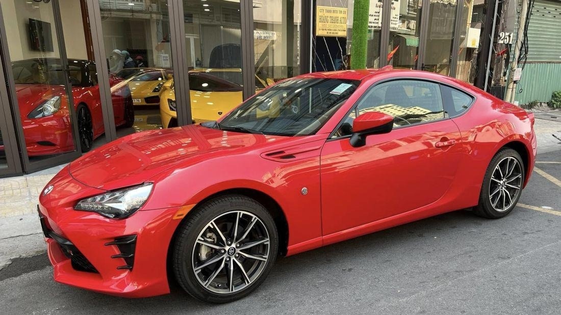 Bỏ lại dàn siêu xe gần 100 tỷ, đại gia phố núi 'trốn vợ' trên chiếc Toyota được 'xào nấu' tinh vi